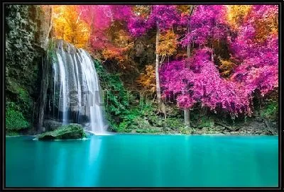 Фантастический осенний пейзаж с водопадом в осеннем цветущем лесу в Национальном парке Эраван (Таиланд)