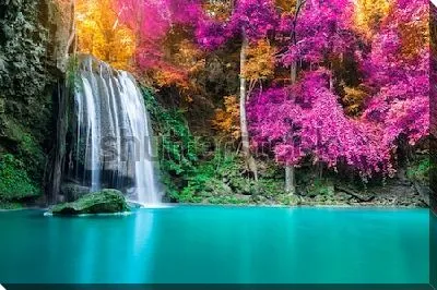 Фантастический осенний пейзаж с водопадом в осеннем цветущем лесу в Национальном парке Эраван (Таиланд)