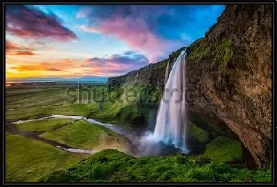 Великолепный пейзаж зелёной долины с «Парящим водопадом» Сельяландсфосс в Исландии