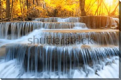 Картина маслом Великолепный пейзаж с лесным водопадом Хуай Мае Камин - главной достопримечательностью Национального парка Куин Шринакариндра (Таиланд)