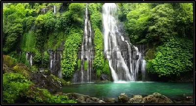 Картина Каскадный водопад Баньюмала в тропическом лесу со скалами (Бали, Индонезия)