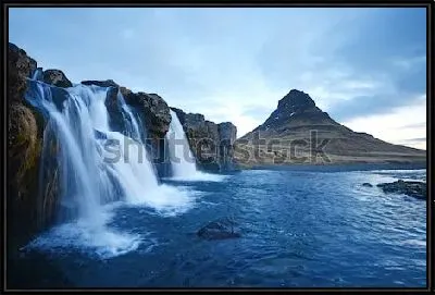 Потрясающие каскадные водопады на фоне величественной горы Киркьюфелл в Исландии