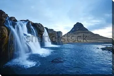 Потрясающие каскадные водопады на фоне величественной горы Киркьюфелл в Исландии