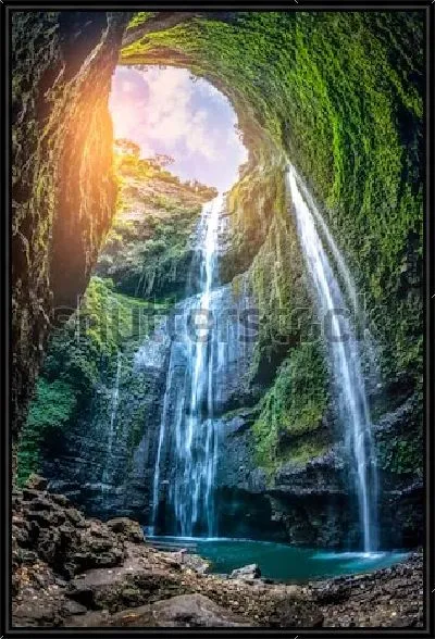 Картина Самый высокий водопад Мадакарипура в живописном тропическом лесу (Ява, Индонезия)