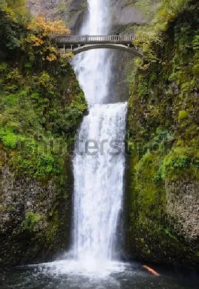 Плакат Мост над пропастью перед водопадом