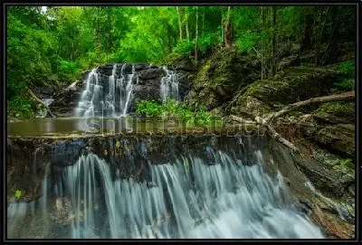 Картина Красивый водопад в тропическом лесу Национального парка Намток Самлан (Таиланд)