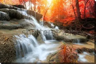 Постер Каскадный водопад Хуай Мае Камин в осеннем багряно-золотом лесу (Таиланд)