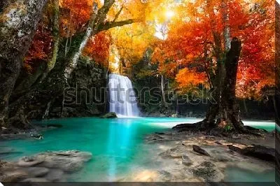 Постер Сказочный пейзаж с водопадом и голубым озером в осеннем лесу