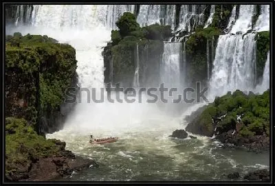 Живописный вид на водопады Игуасу, расположенные на границе Бразилии и Аргентины