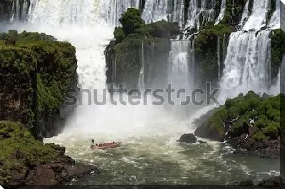 Живописный вид на водопады Игуасу, расположенные на границе Бразилии и Аргентины