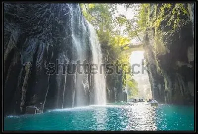 Картина Невероятно красивые водопады в ущелье Такатихо (Япония)
