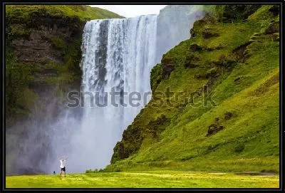 Картина Величественный водопад Скоугафосс и заросшие мхом скалы (Исландии)