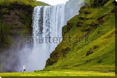 Постер Величественный водопад Скоугафосс и заросшие мхом скалы (Исландии)