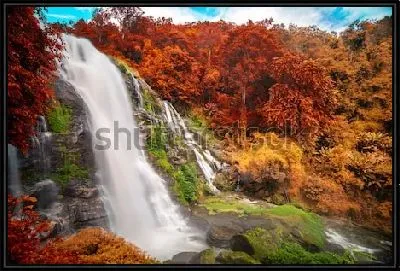 Водопады на фоне красивого осеннего леса в провинции Чиангмай (Таиланд)