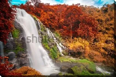 Водопады на фоне красивого осеннего леса в провинции Чиангмай (Таиланд)