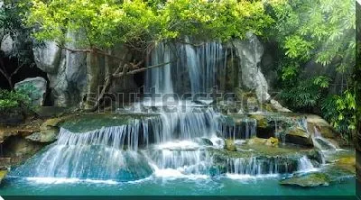 Красивый каскадный водопад в Национальном парке провинции Ратчабури (Таиланд)