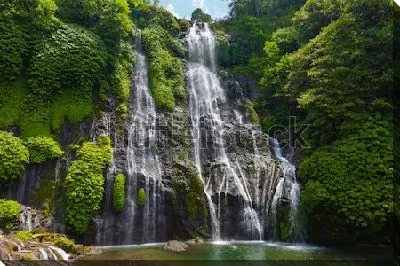 Великолепный водопад Баньюмала в тропическом лесу (Бали, Индонезия)