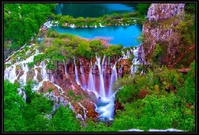 Фантастический пейзаж с лесами и водопадами в Национальном парке Плитвицкие озера (Хорватия)