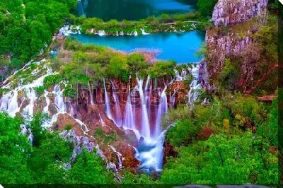 Фантастический пейзаж с лесами и водопадами в Национальном парке Плитвицкие озера (Хорватия)