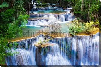 Постер Великолепный каскадный водопад Хуай Мае Камин среди тропического леса в Национальном парке Куин Шринакариндра (Таиланд)