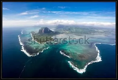 Невероятная панорама острова Маврикий с видом на знаменитый подводный водопад