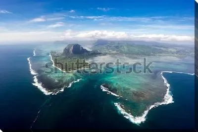 Невероятная панорама острова Маврикий с видом на знаменитый подводный водопад