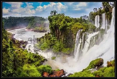 Сказочный вид на знаменитые водопады Игуасу в горных лесах Национального парка на границе Бразилии и Аргентины