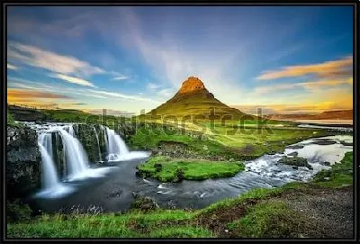 Картина Великолепный летний пейзаж с водопадами, золотыми облаками и величественной горой Киркьюфетль (Исландия)