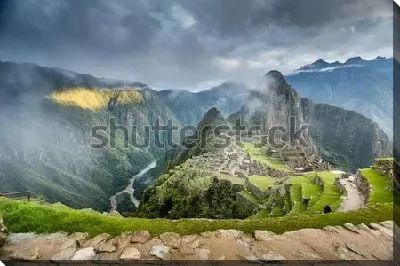 Фантастическая панорама с восходом солнца над древним городом Мачу-Пикчу в Перу