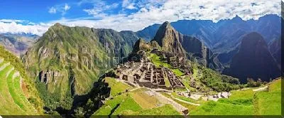 Постер Впечатляющая панорама древнего города инков Мачу-Пикчу на фоне величественных скал в Перу