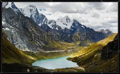 Картина Великолепный пейзаж с высокогорным озером в заснеженных Андах (Перу)