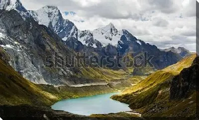 Постер Великолепный пейзаж с высокогорным озером в заснеженных Андах (Перу)