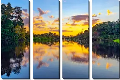 Волшебный закат в тропическом лесу с озером в Национальном парке Ясуни (Эквадор)