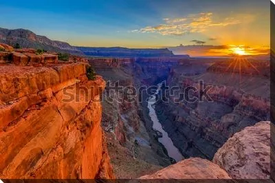 Золотой восход солнца над Гранд-Каньоном (США, штат Аризона)