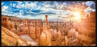 Картина Панорамный вид на удивительные пирамидальные скалы из песчаника в лучах утреннего солнца в Национальном парке Брайс-Каньон (США, штат Юта)