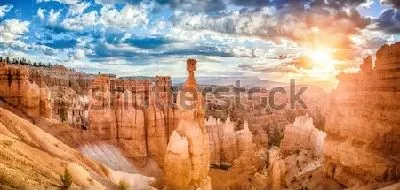 Плакат Панорамный вид на удивительные пирамидальные скалы из песчаника в лучах утреннего солнца в Национальном парке Брайс-Каньон (США, штат Юта)