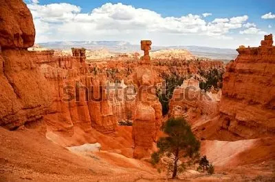 Плакат Впечатляющая панорама Брайс-Каньона с Молотом Тора на первом плане в окружении скалистых шпилей (США)