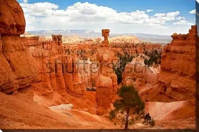 Постер Впечатляющая панорама Брайс-Каньона с Молотом Тора на первом плане в окружении скалистых шпилей (США)