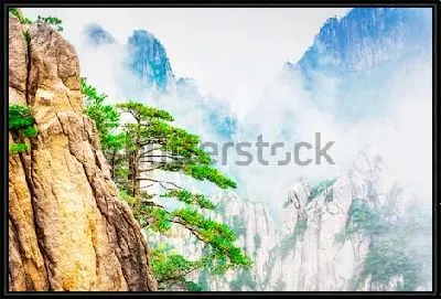 Картина Сказочный пейзаж каньона Хуаншань с живописными соснами на жёлтых гранитных скалах под облаками (Китай)