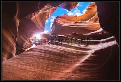 Картина Солнечный луч освещает удивительные формы сводов в пещере Каньона Антилопы (США, штат Аризона)