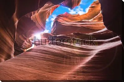 Постер Солнечный луч освещает удивительные формы сводов в пещере Каньона Антилопы (США, штат Аризона)