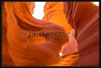 Удивительные природные формы и цвет скал из песчаника в Каньоне Антилопы (США, штат Аризона)