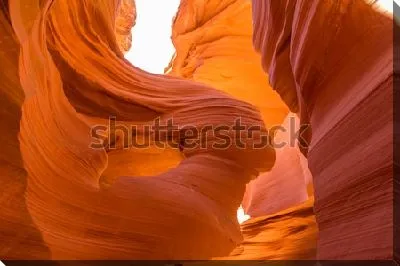 Удивительные природные формы и цвет скал из песчаника в Каньоне Антилопы (США, штат Аризона)