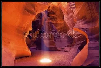 Луч солнца в удивительной природной пещере Каньона Антилопы (США, штат Аризона)