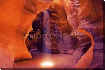 Луч солнца в удивительной природной пещере Каньона Антилопы (США, штат Аризона)