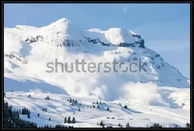 Сход снежной лавины во Французских Альпах