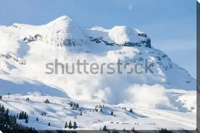 Сход снежной лавины во Французских Альпах