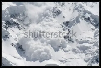 Бурлящая снежная лавина в горах