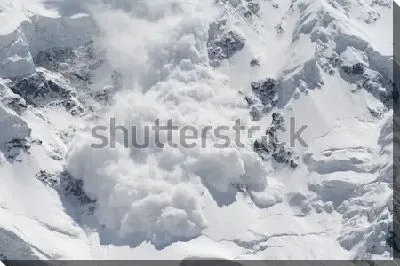 Бурлящая снежная лавина в горах