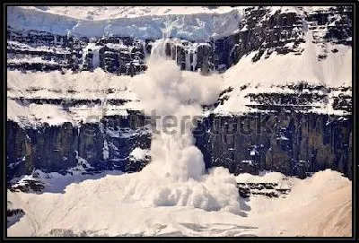 Величественная панорама схода снежной лавины в горах Национального парка Джаспер (Канада)